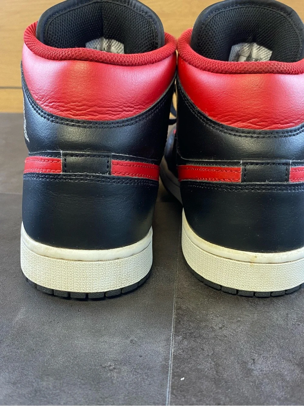 Nike Jordan Air 1 Mid Men’s Black and Red Sneaker size 11- CLEAN